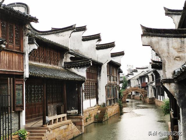 午评：沪指涨2.06% 房地产板块走强